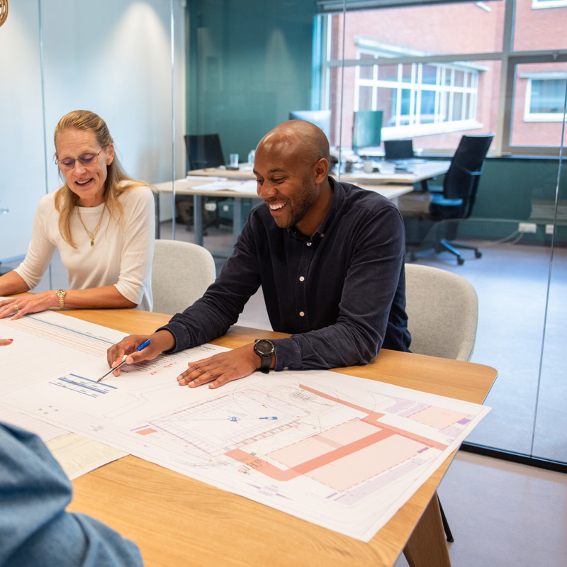 Bryan Kampe calculator bij Ballast Nedam West, in overleg met collega's over een nieuw bouwproject