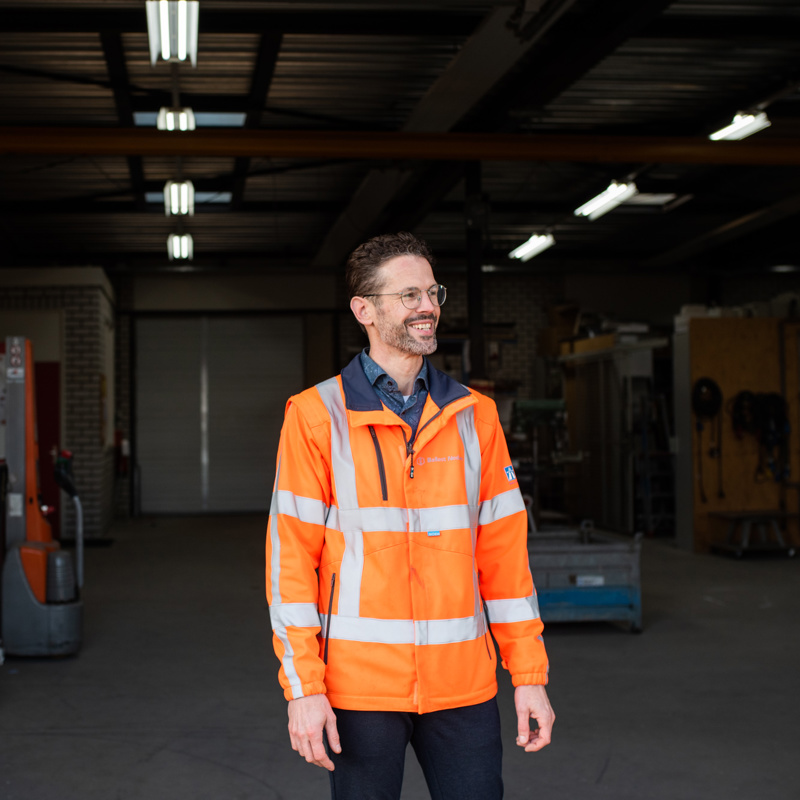 Rik van de Weijer, manager bouwplaatsinrichting, in de werkplaats bij Ballast Nedam Materieel in Almere