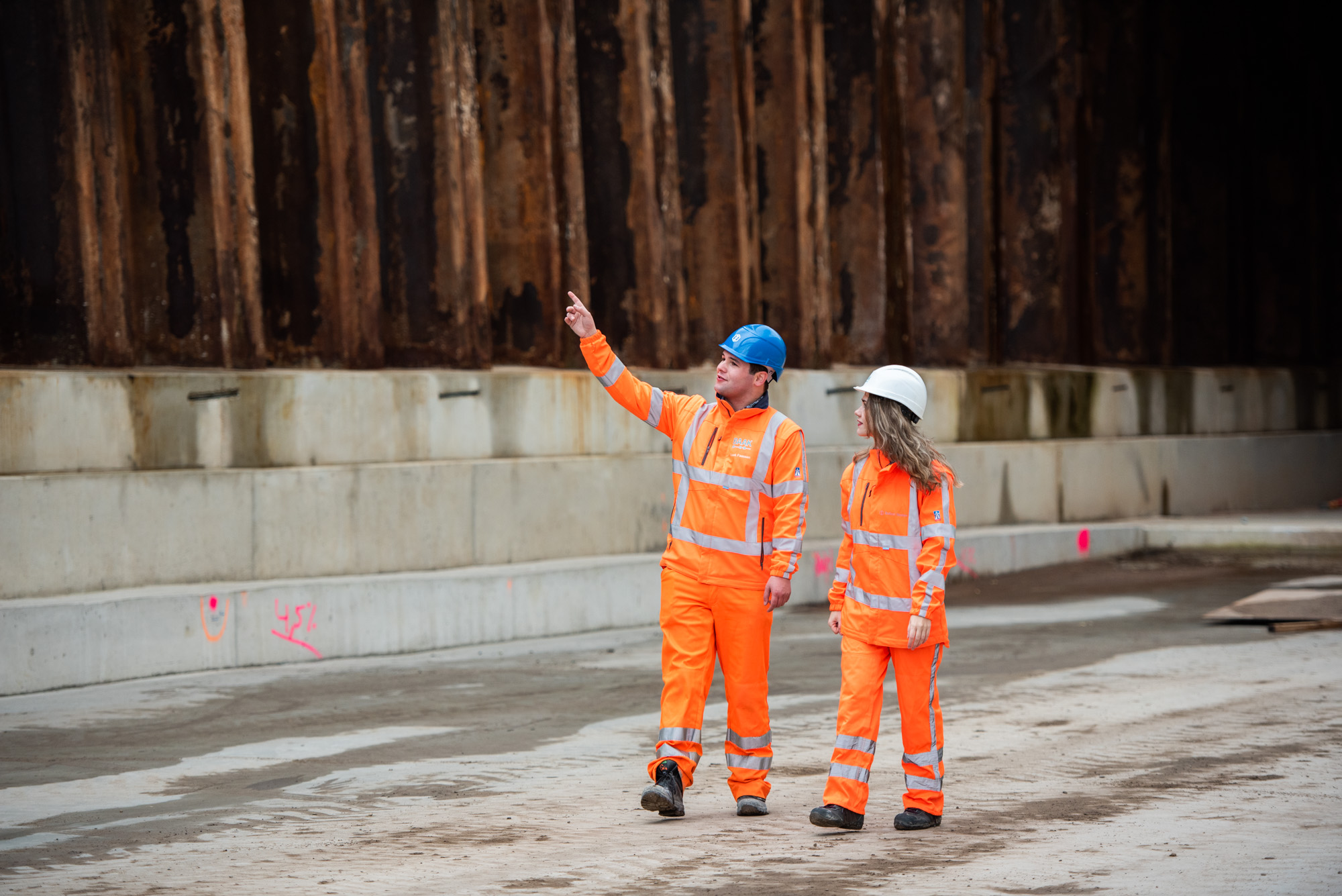 Luuk Faassen, constructeur, overlegt op de bouwlocatie van project A24 Blankenburgverbinding