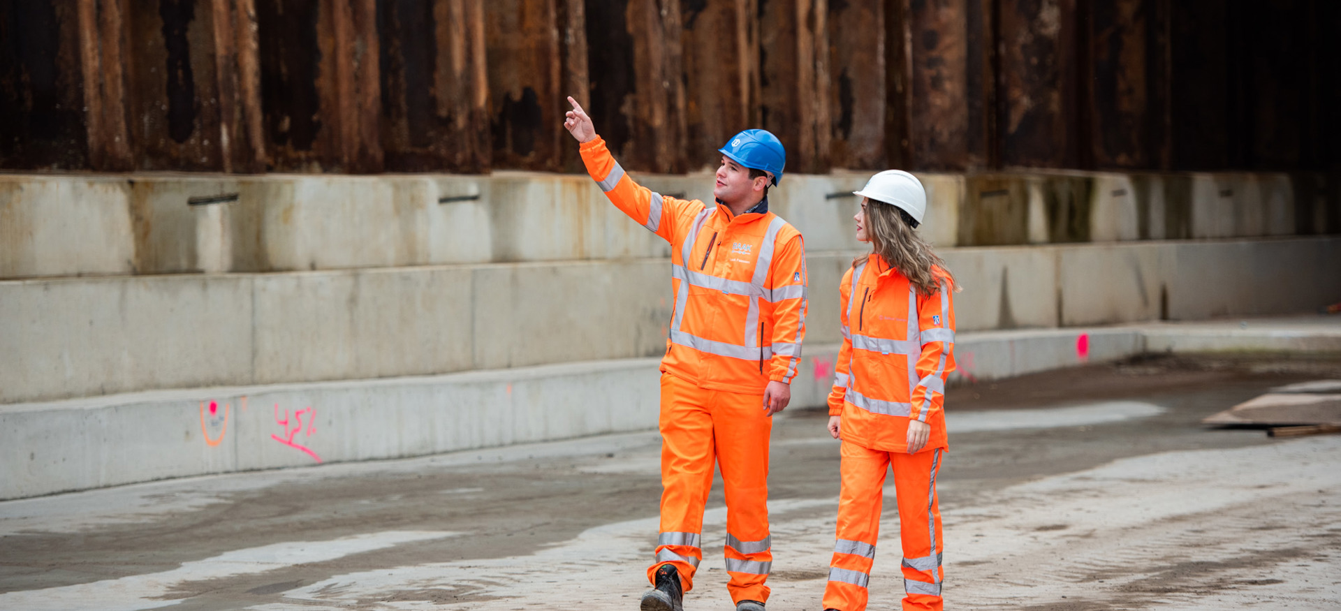 Luuk Faassen, constructeur, overlegt op de bouwlocatie van project A24 Blankenburgverbinding