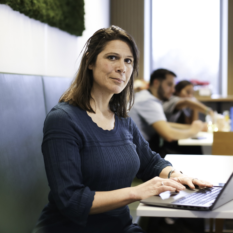 Claartje van der Linden, recruiter bij Ballast Nedam, glimlacht naar de camera