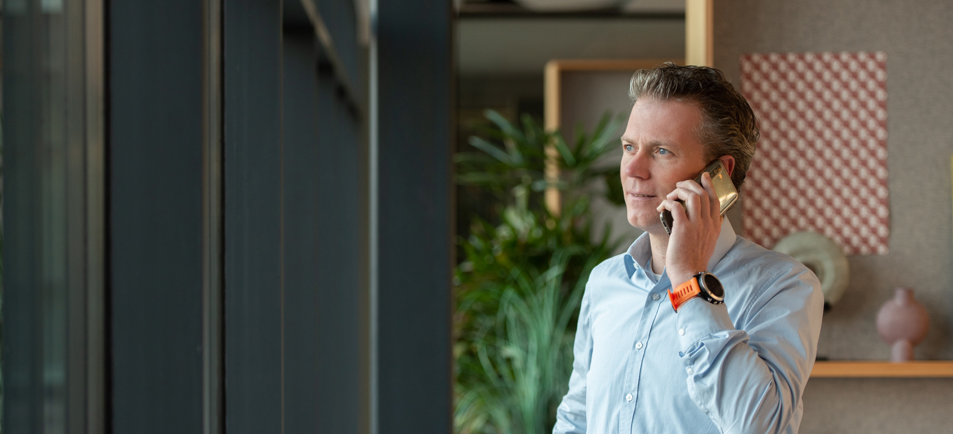 Ruben Favie, manager van het Strategic Tender Center bij Ballast Nedam Infra Projects, aan het bellen in zijn kantoor