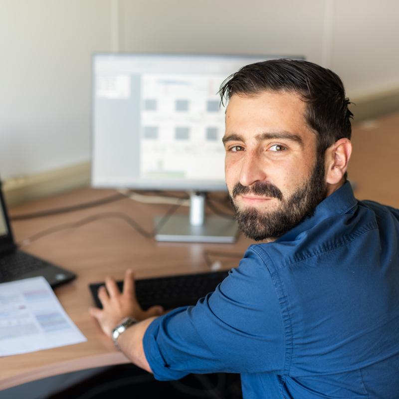 Victor Vogelzang, werkvoorbereider bij Ballast Nedam, is aan het werk aan een tenderproject