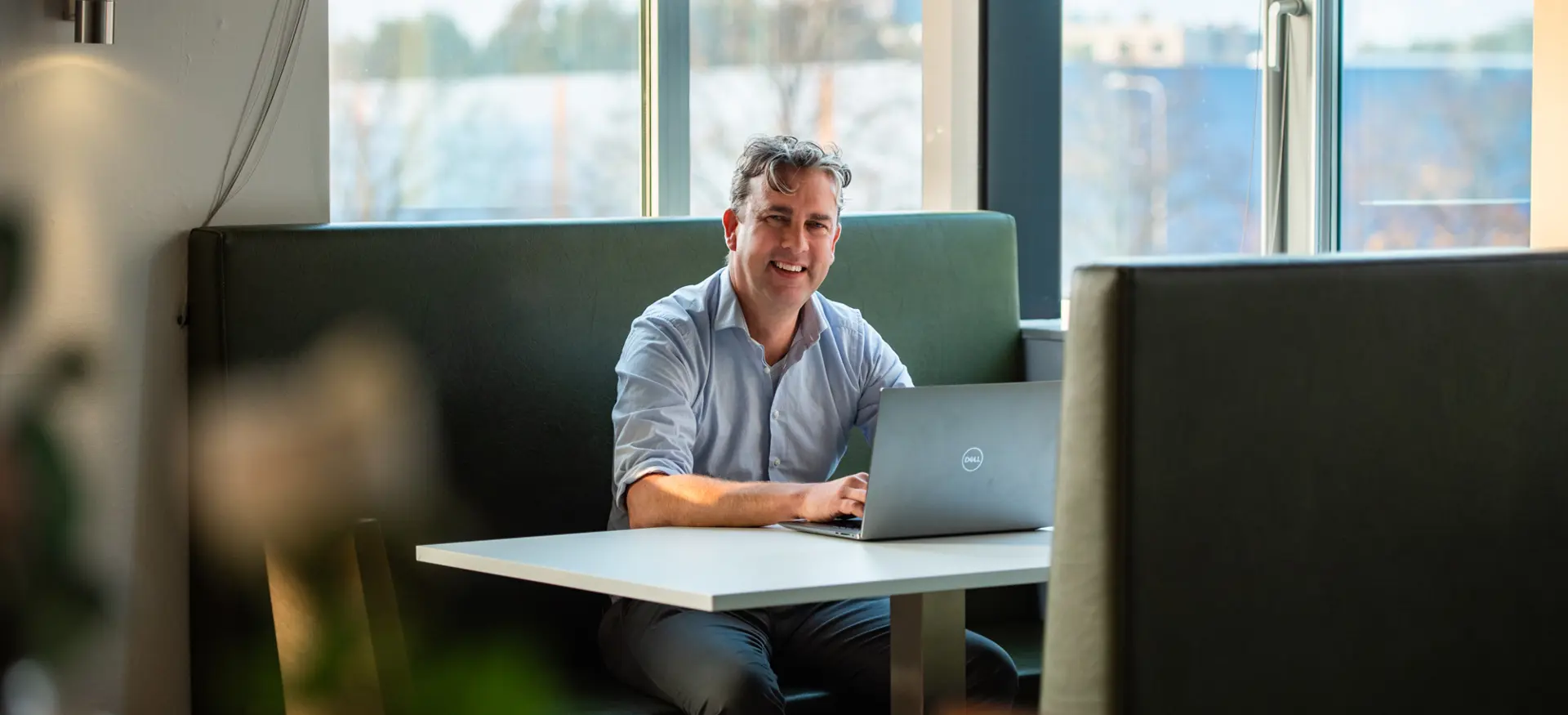 Projectmanager en business developer Paul Manuels aan het werk achter zijn laptop