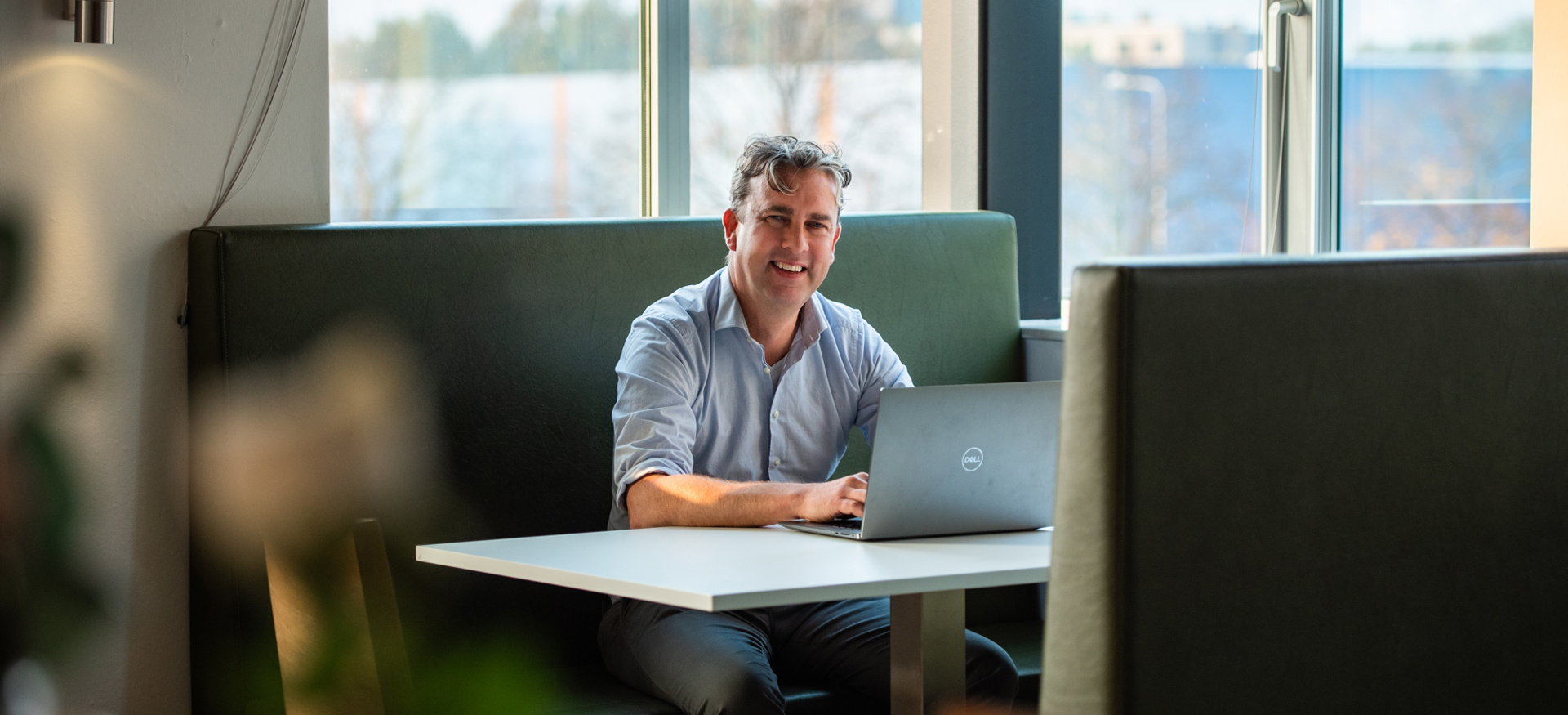 Projectmanager en business developer Paul Manuels aan het werk achter zijn laptop