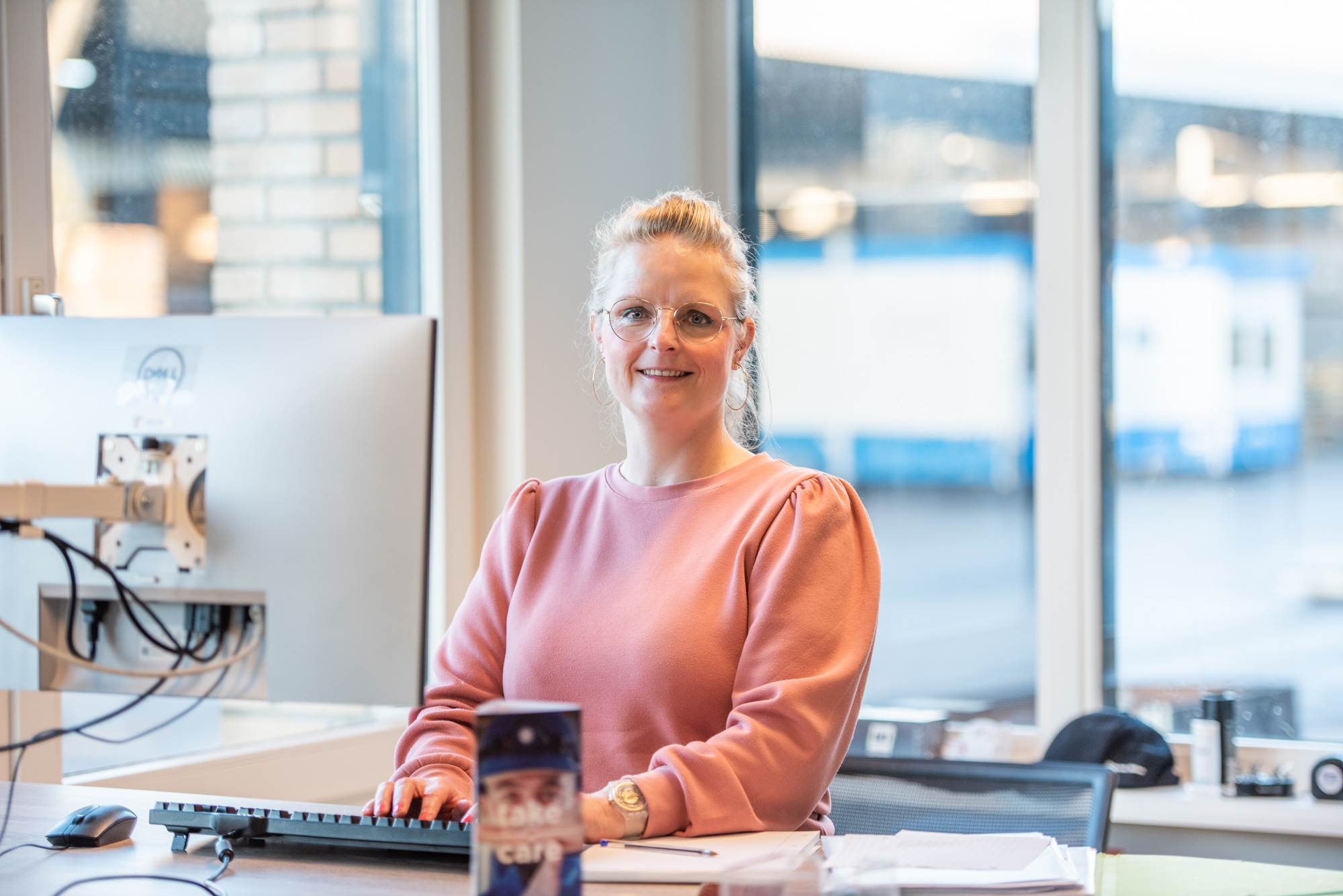 Renske Tjoelker HR-adviseur werkt aan haar bureau in haar kantoor bij Ballast Nedam Materieel