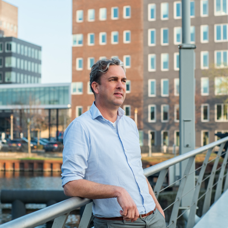 Projectmanager en business developer Paul Manuels staat voor het kantoor van Ballast Nedam