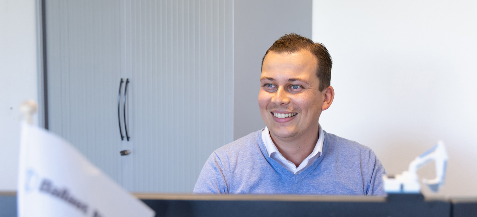 Inkoper Justin Bosschert bij FES-Ballast Nedam Infra werkt achter de laptop