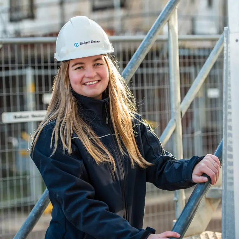 Danique van Vliet, werkvoorbereider bij Ballast Nedam West, op de bouwplaats