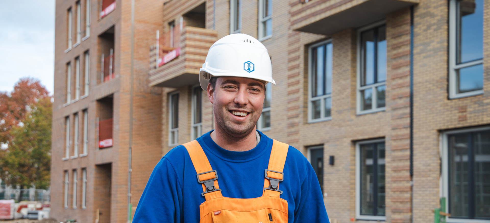 Olaf van der Hooft als elektromonteur aan het werk bij een project van Ballast Nedam