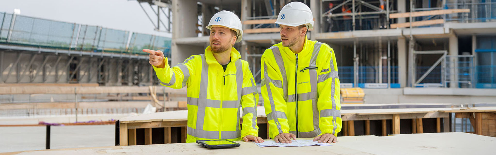 Werkvoorbereider aan het werk bij een bouwproject
