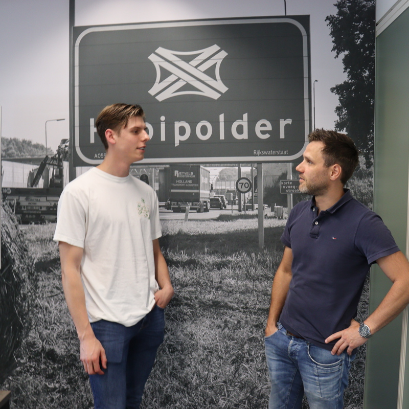 Sven van der Velden in gesprek met zijn stagebegeleider Tommie Jacobs bij Ballast Nedam