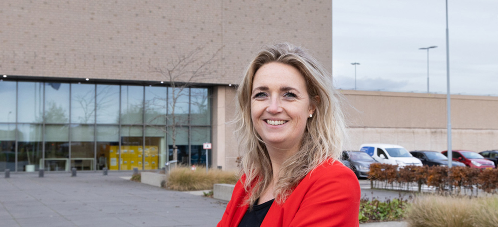 Elaine Hendriks facilitair manager bij Ballast Nedam staat voor justitieel complex P1