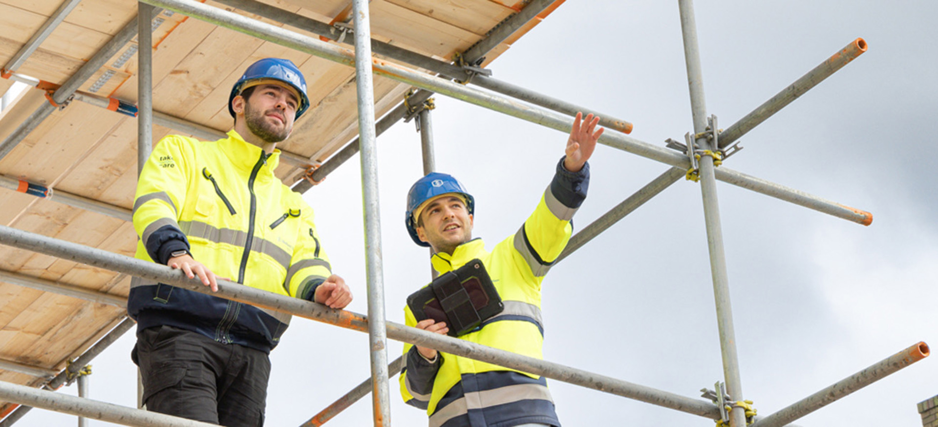 Koen en Sam van Ballast Nedam West werken veilig op een bouwplaats