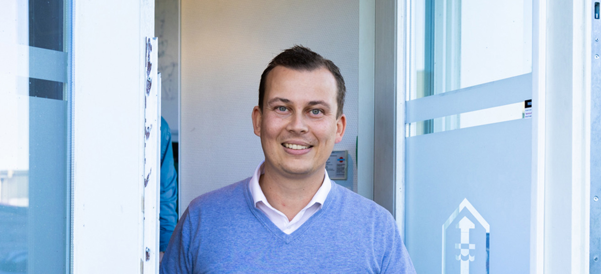 Inkoper Justin Bosschert bij FES-Ballast Nedam Infra staat voor de ingang