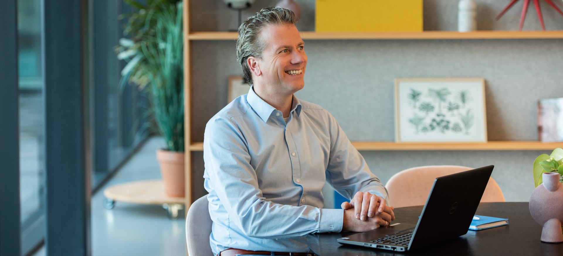 Ruben Favie, tendermanager, werkt aan tenderdocumenten in zijn kantoor bij Ballast Nedam Infra Projects
