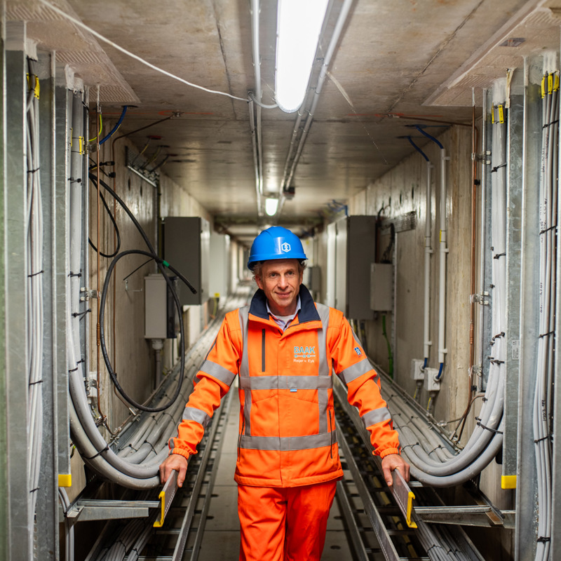 Reijer van der Eijk, projectmanager bij Ballast Nedam, inspecteert de technische installaties