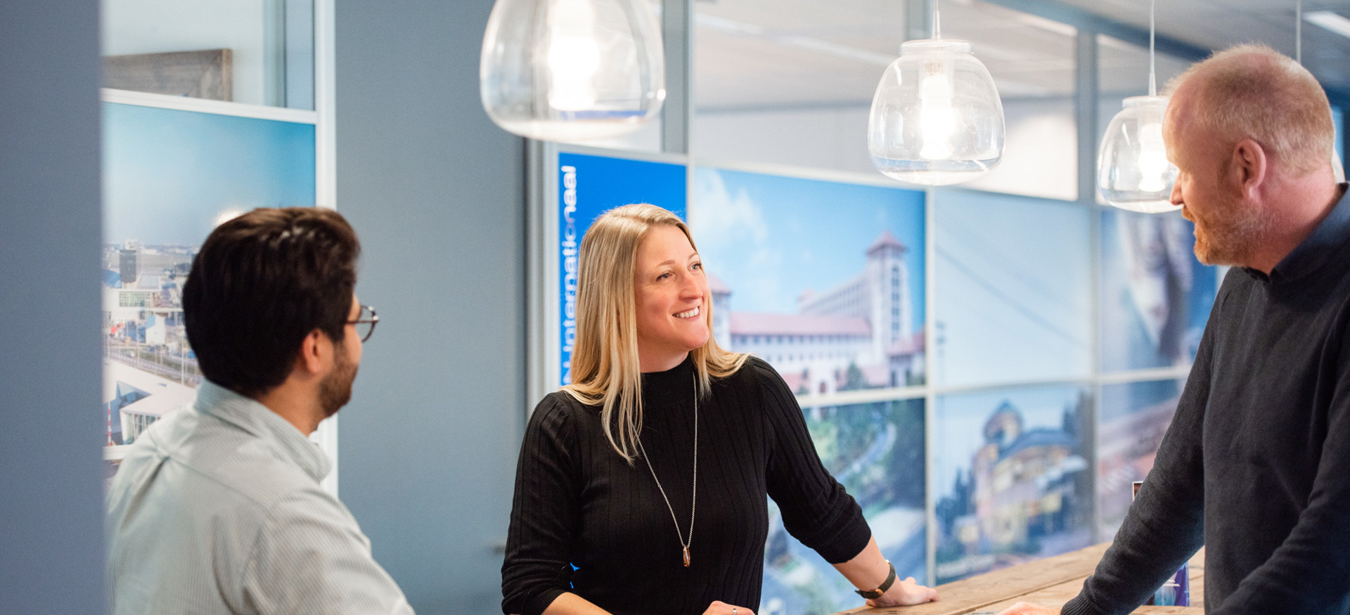 Elise van Veelen, inkoopmedewerker, in gesprek met een collega in de vergaderruimte van Ballast Nedam Building Projects