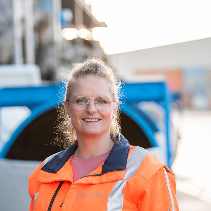 Renske Tjoelker, Hr adviseur, staat tussen het materieel bij Ballast Nedam Materieel in Almere
