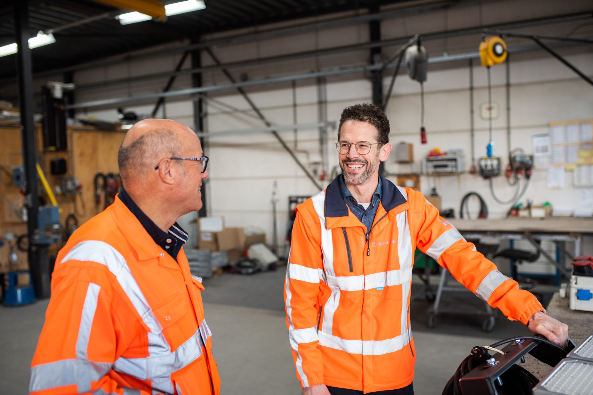 Rik van de Weijer, manager bouwplaatsinrichting, tijdens een inspectie van bouwmaterieel op de locatie in Almere