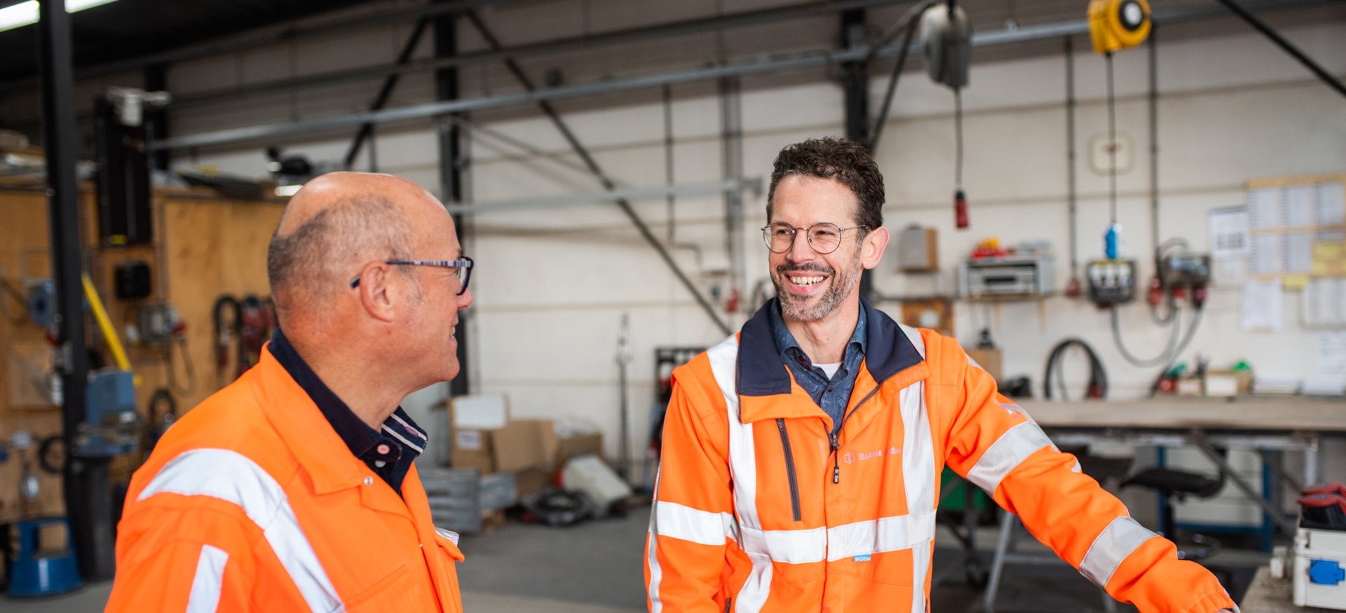 Rik van de Weijer, manager bouwplaatsinrichting, tijdens een inspectie van bouwmaterieel op de locatie in Almere