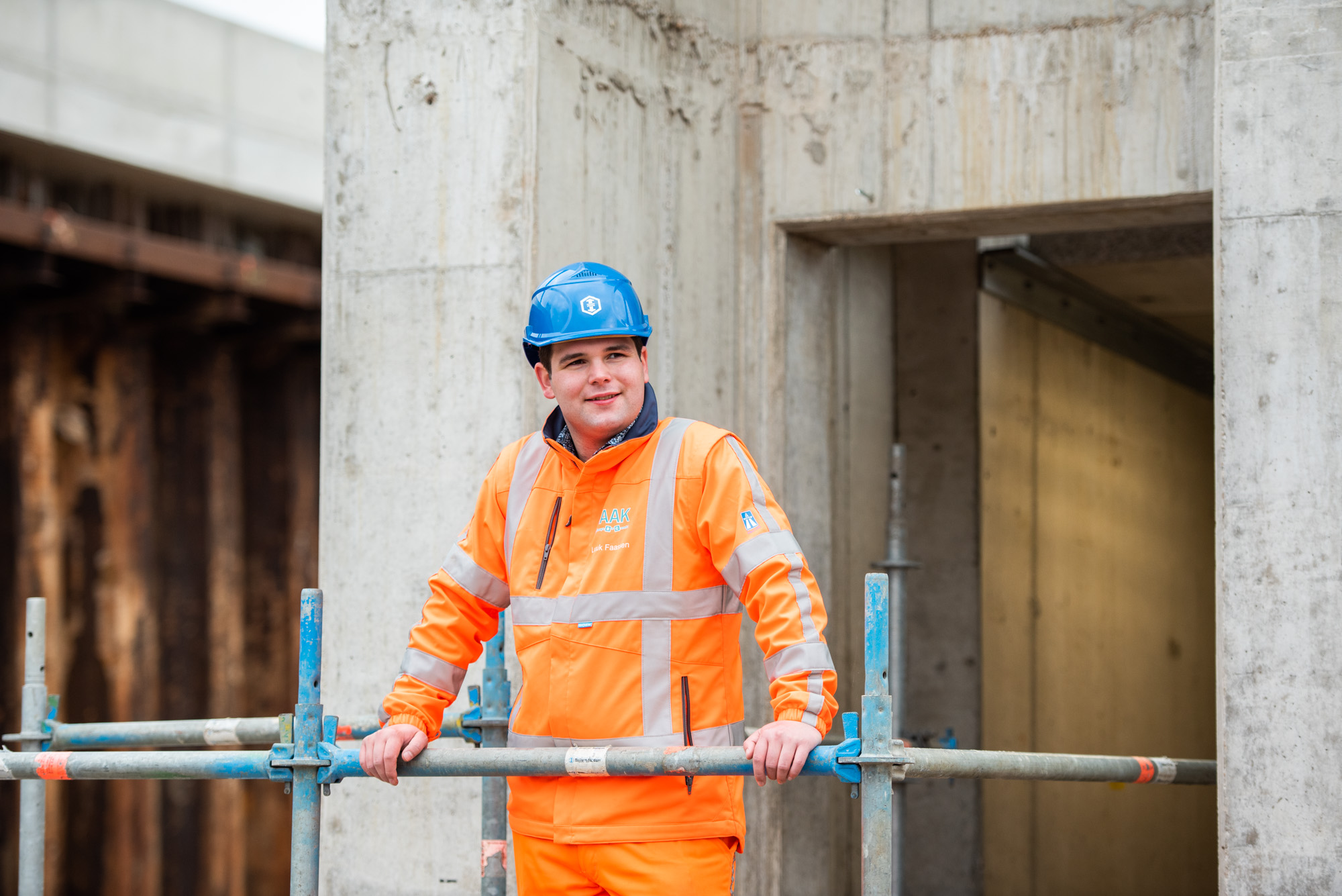Luuk Faassen, constructeur bij Ballast Nedam Infra Projects, glimlachend op de bouwplaats van project A24 Blankenburgverbinding