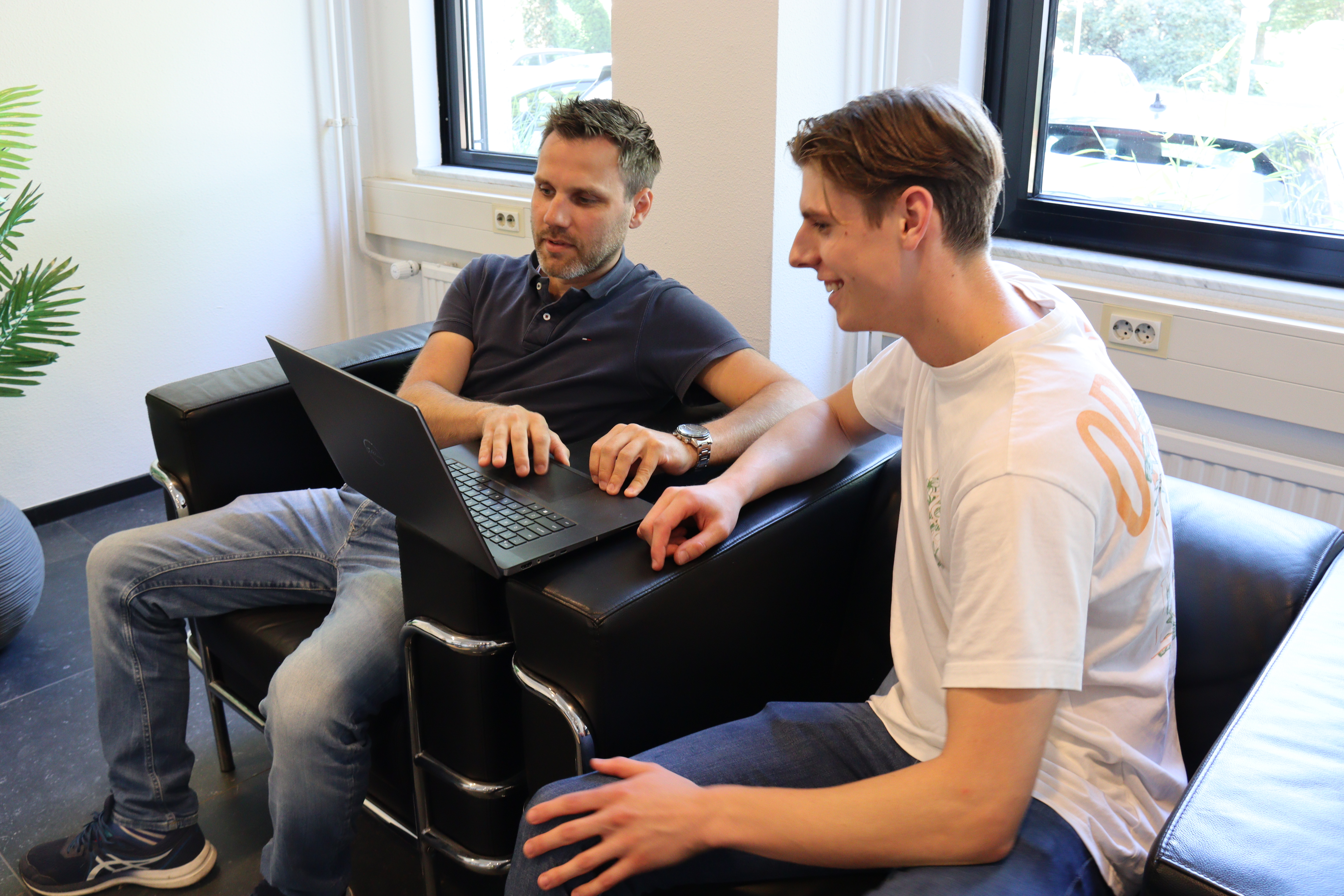 Sven van der Velden presenteert een BIM-project aan zijn stagebegeleider Tommie Jacobs