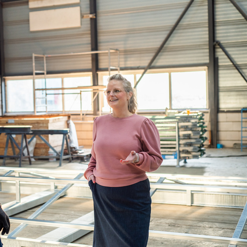 Renske Tjoelker, Hr-adviseur, in gesprek met een collega in de werkplaats van Ballast Nedam Materieel