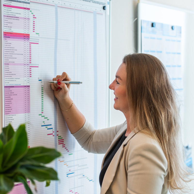 Lisa van de Water tendermanager bij Ballast Nedam houdt de projectplanning bij
