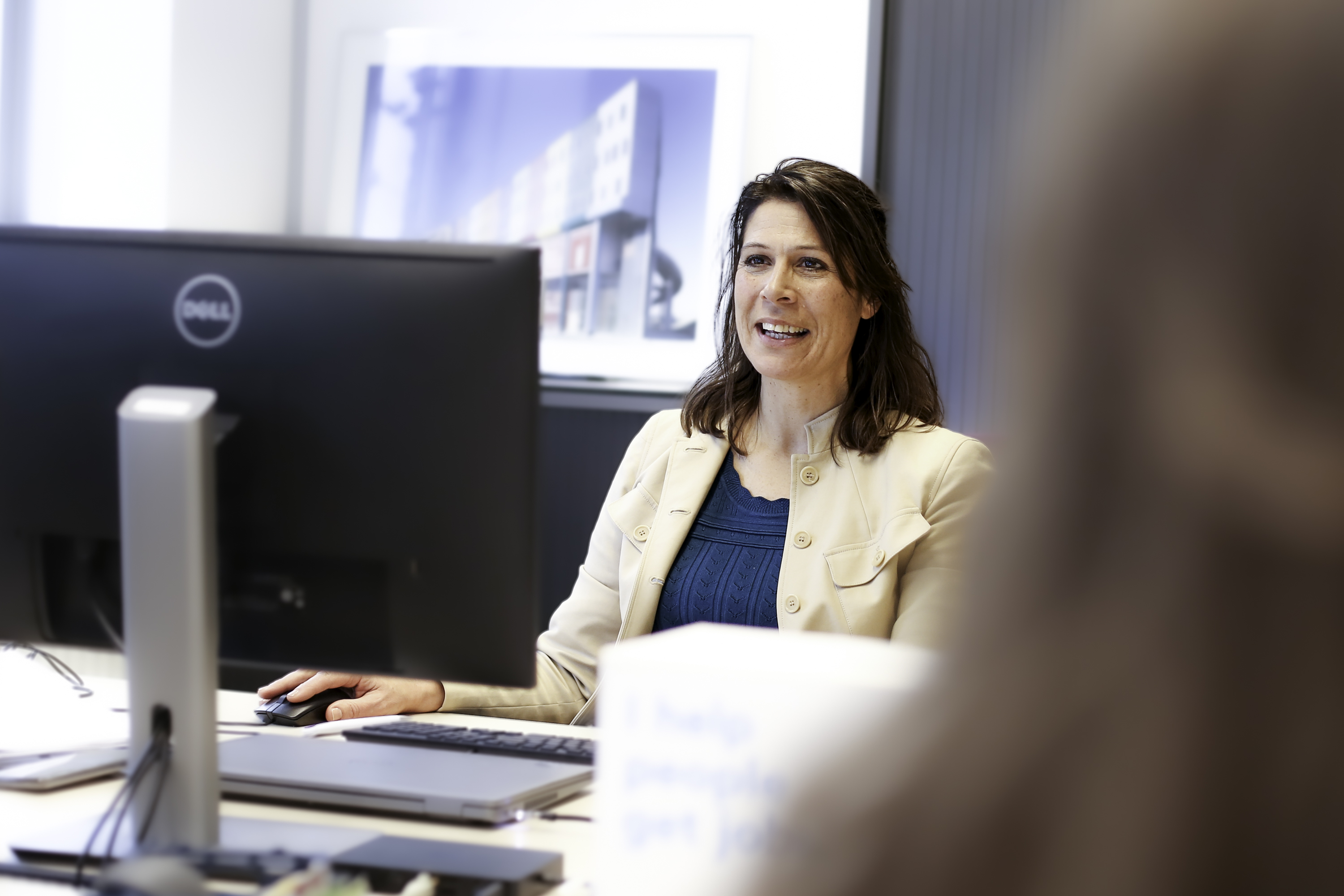 Claartje van der Linden, recruiter, werkt samen met haar collega's aan een vacature bij Ballast Nedam