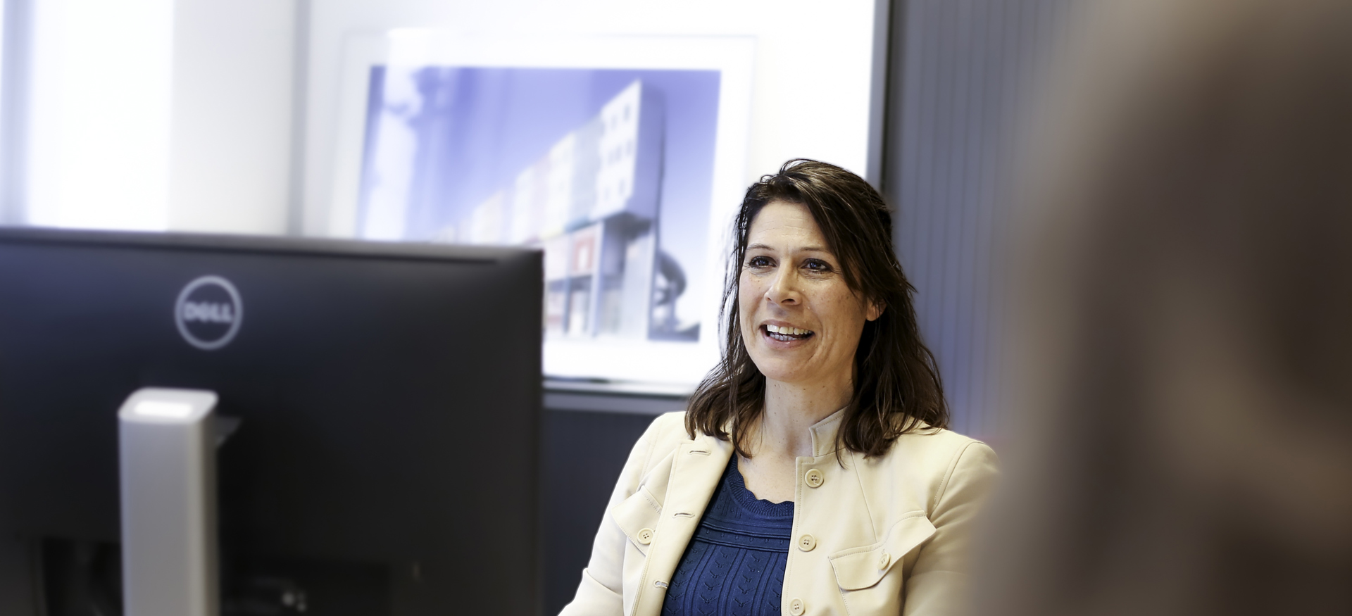Claartje van der Linden, recruiter, werkt samen met haar collega's aan een vacature bij Ballast Nedam
