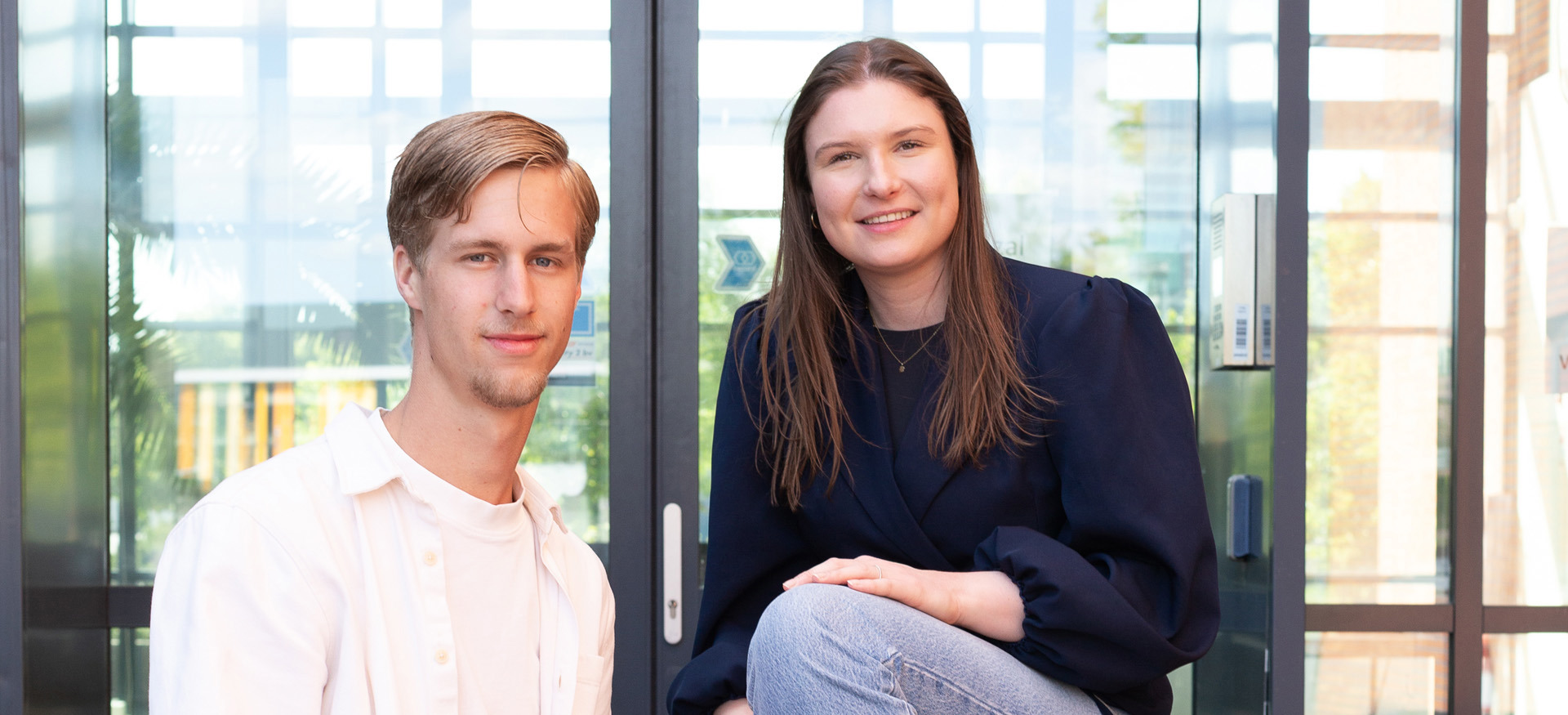 Dennis van den Hazel en Claire de Groot, campus recruiters, poseren samen voor het hoofdkantoor van Ballast Nedam