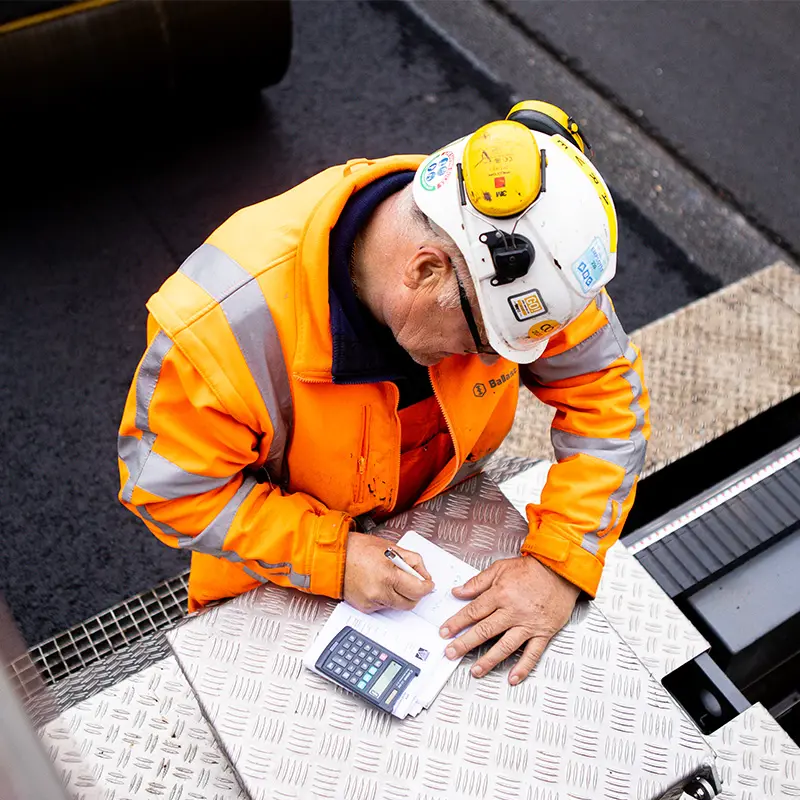 Calculator checkt de berekening van een infra project